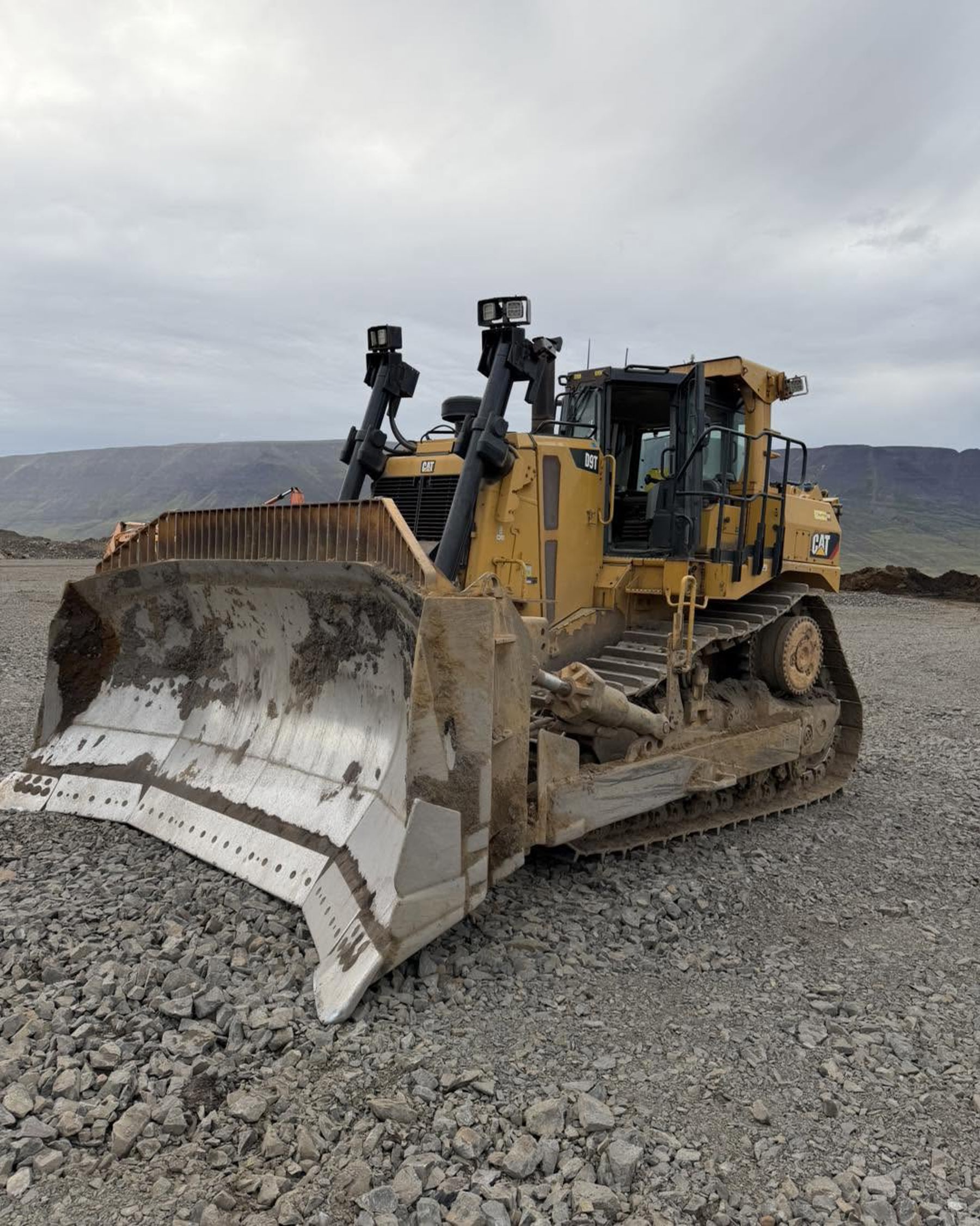 CAT D9T jarðýta á verkstað